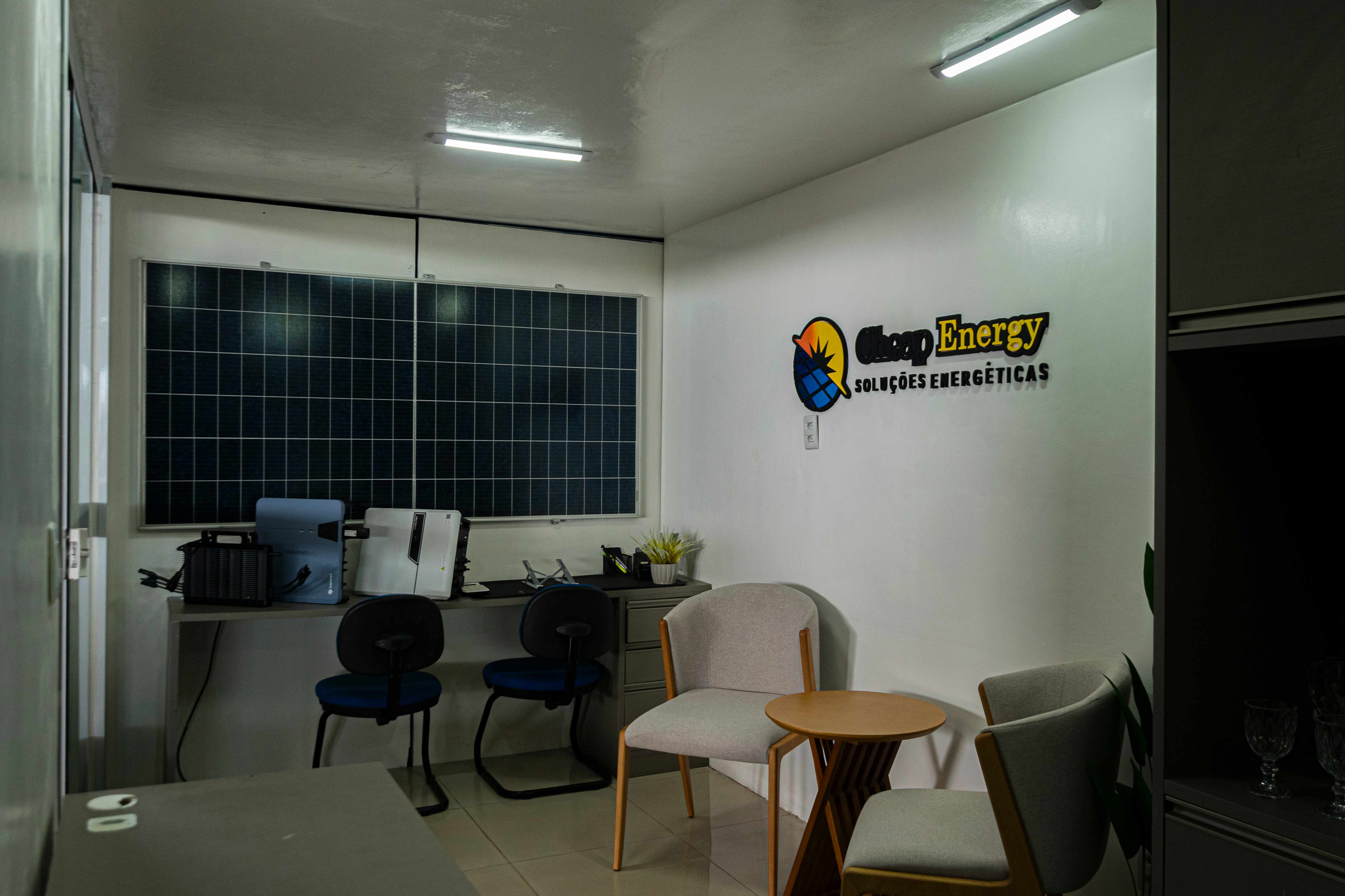 Interior do showroom Cheap Energy com painéis solares e atendimento especializado